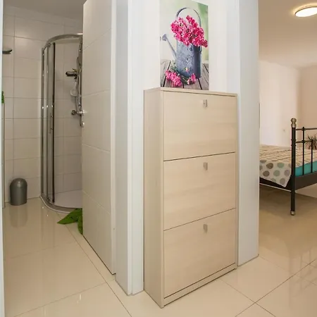 Zagar With Jacuzzi Apartment *