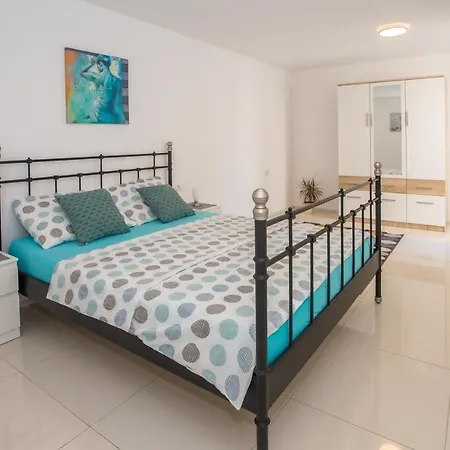 Apartment Zagar With Jacuzzi